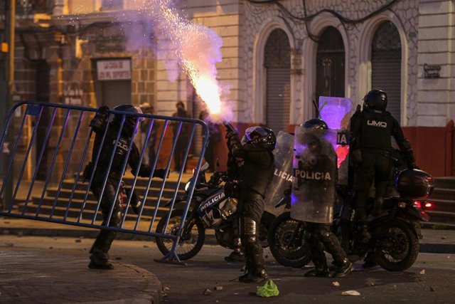 Policía de Ecuador en la capital, Quito, durante las protestas de la CONAIE