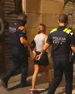 Imatge de dos agents de la Gurdia Urbana i els Mossos d'Esquadra amb una detinguda