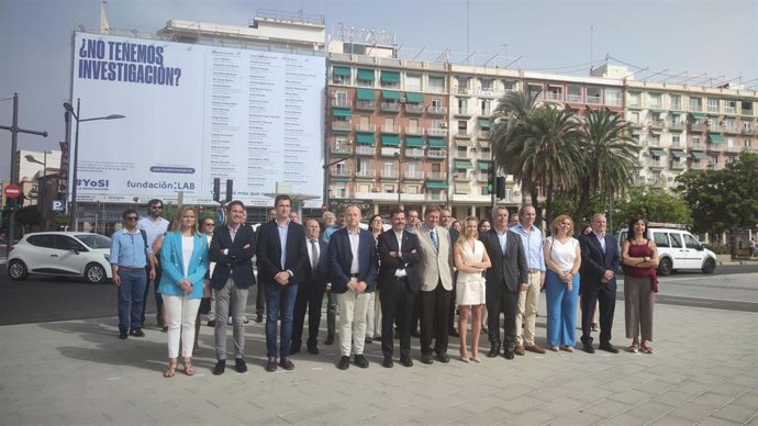 Presentación del movimiento #YoSI de Fundación LAB Mediterráneo frente a una pancarta gigante que reivindica a los investigadores valencianos