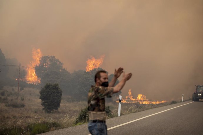 Efectivos de bomberos durante el incendio de la Sierra de la Culebra, a 18 de junio de 2022, en Zamora, Castilla y León (España). Este incendio, que continúa en nivel 2 de riesgo, ha calcinado ya cerca de 20.000 hectáreas en el oeste de la provincia y h