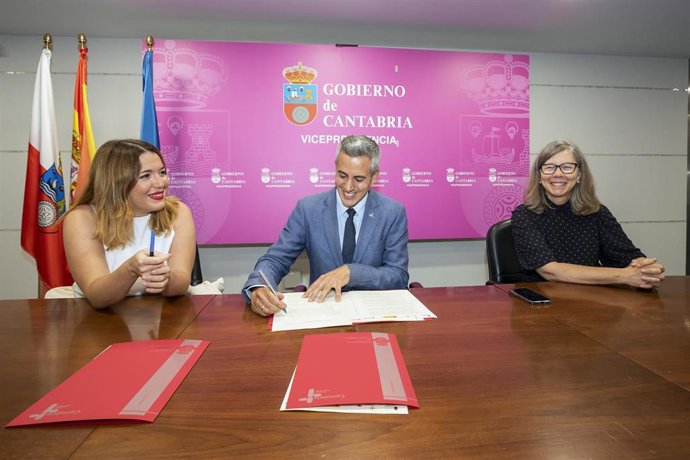 El vicepresidente y consejero de Igualdad, Pablo Zuloaga, y la secretaria de Estado de Igualdad, Ángela Rodríguez, firman el convenio de colaboración para la orientación de las condiciones de ejecución del Plan Corresponsables.