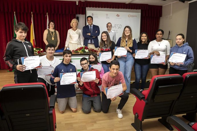 La Consejera De Educación Y Formación Profesional, Marina Lombó, Asiste A La Entrega De Diplomas Del Programa De Formación Laboral Laboreso