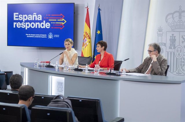 (I-D) La vicepresidenta segunda y ministra de Trabajo y Economía Social, Yolanda Díaz; la ministra Portavoz, Isabel Rodríguez y el ministro de Universidades, Joan Subirats, comparecen tras la reunión del Consejo de Ministros en Moncloa, a 21 de junio de 2