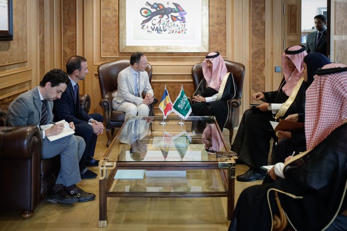 Torres y Espot con la delegación de la Arabia Saudí.