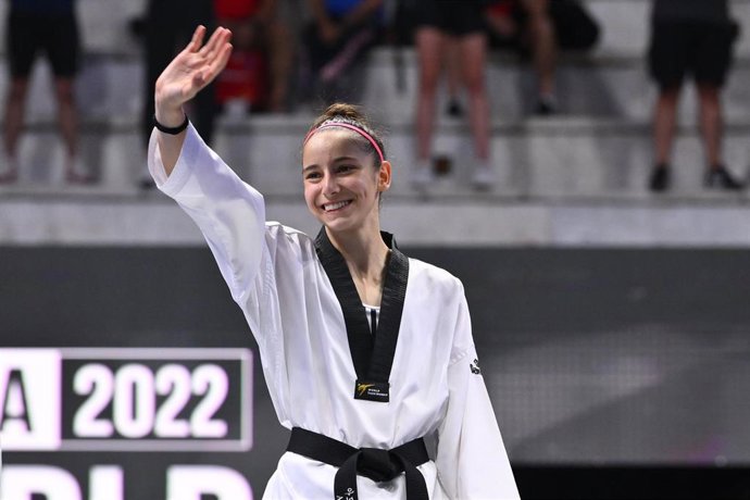 Adriana Cerezo recibe la medalla de oro en el Gran Premio de Roma de taekwondo.