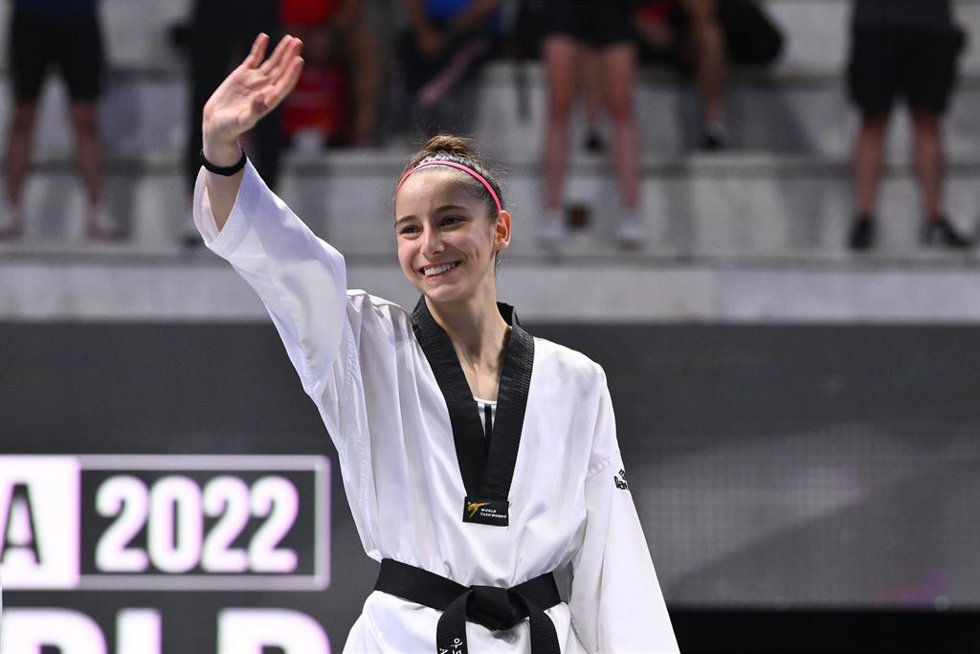 Adriana Cerezo recibe la medalla de oro en el Gran Premio de Roma de taekwondo.