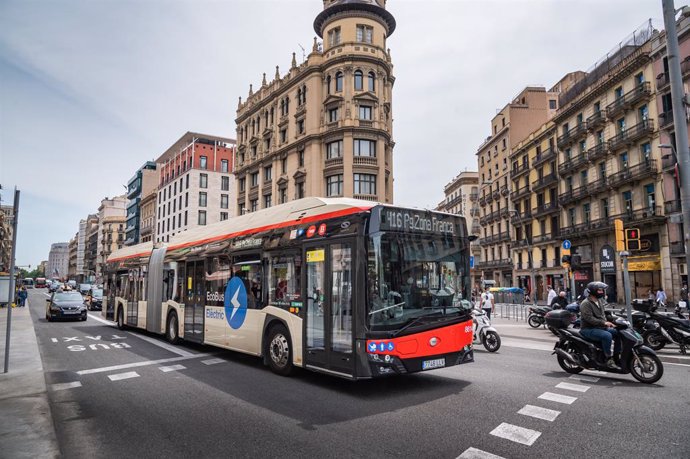 Archivo - Un bus de TMB circula per Barcelona.