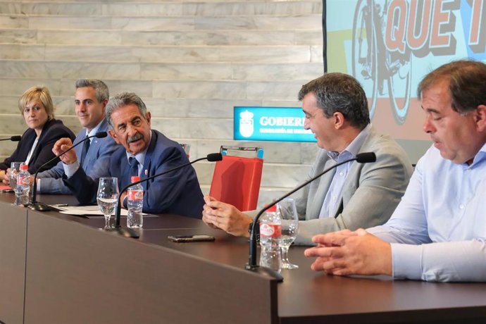 El presidente de Cantabria, Miguel Ángel Revilla, y el vicepresidente y consejero de Universidades, Igualdad, Cultura y Deporte, Pablo Zuloaga, participan en la presentación de las etapas de La Vuelta 2022 en Cantabria