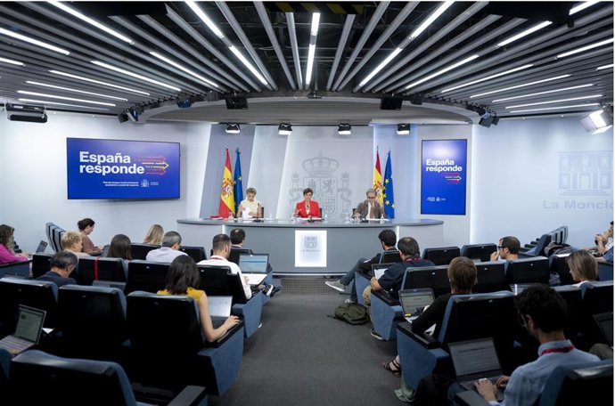 (I-D) La vicepresidenta segunda y ministra de Trabajo y Economía Social, Yolanda Díaz; la ministra Portavoz, Isabel Rodríguez y el ministro de Universidades, Joan Subirats, comparecen tras la reunión del Consejo de Ministros en Moncloa, a 21 de junio de