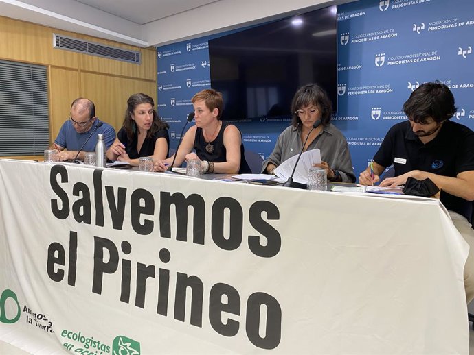 Las organizaciones ecologistas se oponen el proyecto con el lema 'Salvemos el Pirineo'.