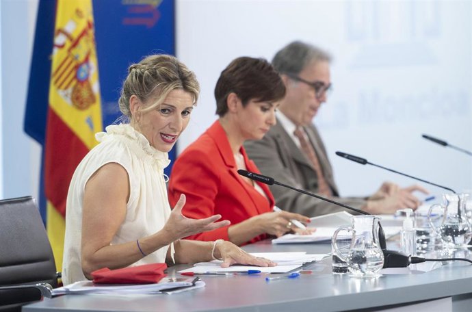 La vicepresidenta segunda y ministra de Trabajo y Economía Social, Yolanda Díaz; la ministra Portavoz, Isabel Rodríguez; y el ministro de Universidades, Joan Subirats, comparecen tras la reunión del Consejo de Ministros en Moncloa, a 21 de junio de 2022