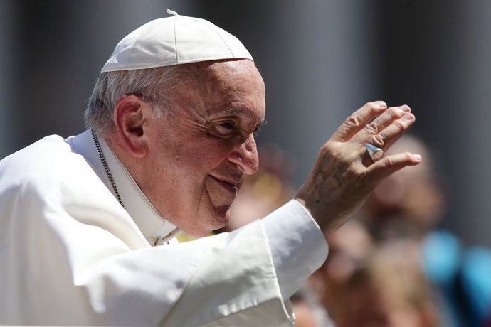 15 June 2022, Vatican, Vatican City: Pope Francis arrives for his Wednesday general audience at St. Peter's Square. Photo: Evandro Inetti/ZUMA Press Wire/dpa