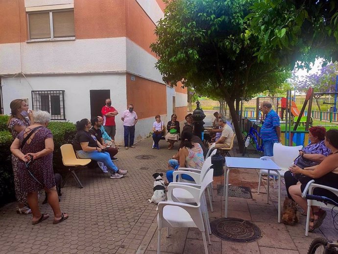 Reunión de González Rojas con vecinos del barrio de Nueva Bellavista.
