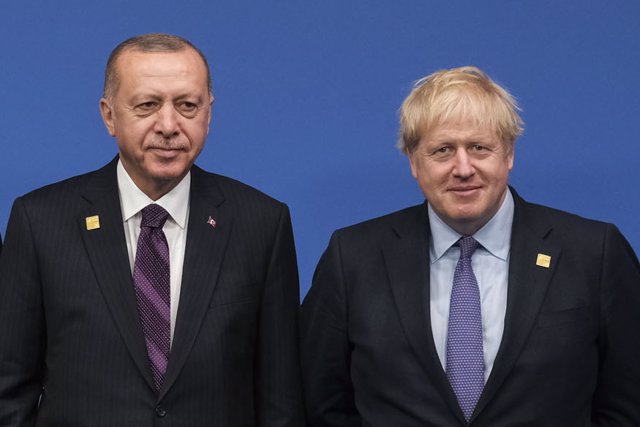 Archivo - El presidente de Turquía, Recep Tayyip Erdogan, y el primer ministro británico, Boris Johnson, en una foto de archivo.