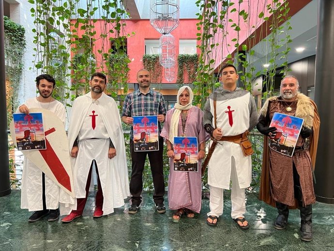 Varias personas encarnan a personajes medievales con ocasión de la cuarta edición de la Recreación Histórica en el barrio de Fuente del Rey.