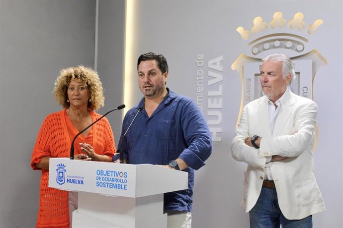 El portavoz del PP en el Ayuntamiento de Huelva, Jaime Pérez (centro), acompañado por la presidenta del Grupo Municipal, Pilar Marín y el  concejal, Francisco Millán.