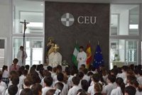 La comunidad educativa del Colegio CEU San Pablo de Sevilla celebra el Corpus con una misa y una procesión