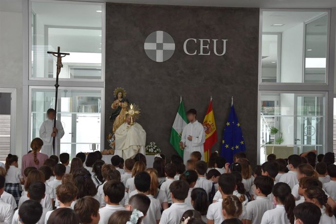 Misa celebrada en el Colegio CEU San Pablo con motivo del Corpus Christi.