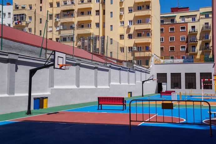 Archivo - Instalaciones del CEIP Miguel de Unamuno, donde asociaciones y padres protestan por la instalación de 4 chimeneas de unas cocinas industriales frente al patio del colegio 