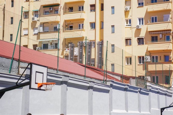 Archivo - Instalaciones del CEIP Miguel de Unamuno, donde asociaciones y padres protestan por la instalación de 4 chimeneas de unas cocinas industriales frente al patio del colegio 