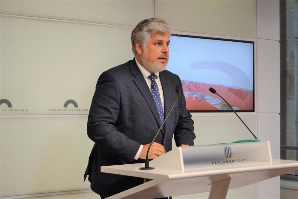 El presidente de Junts en el Parlament, Albert Batet, en rueda de prensa.