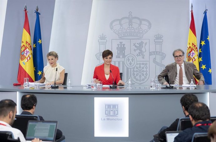 (I-D) La vicepresidenta segunda y ministra de Trabajo y Economía Social, Yolanda Díaz; la ministra Portavoz, Isabel Rodríguez y el ministro de Universidades, Joan Subirats, comparecen tras la reunión del Consejo de Ministros en Moncloa, a 21 de junio de