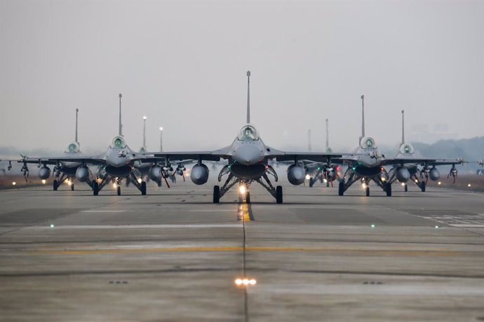 Archivo - 05 January 2022, Taiwan, Chiayi: F-16V jet fighters can be seen taxing on the runway at the Air Force base, as the Taiwanese military conducts a drill for preparedness enhancement ahead of the Chinese New Year, amid rising threats from China. 