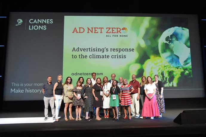 Ad Net Zero Global Group L-R: Daryl Simm of Omnicom, Dagmara Szulce of IAA, Tamara Daltroff of EACA and Voxcomm, Jemma Gould of IPG, Marla Kaplowitz of 4As, Arielle Gross Samuels of Meta, Stephan Loerke of WFA, Anna Lungley of dentsu international, Car