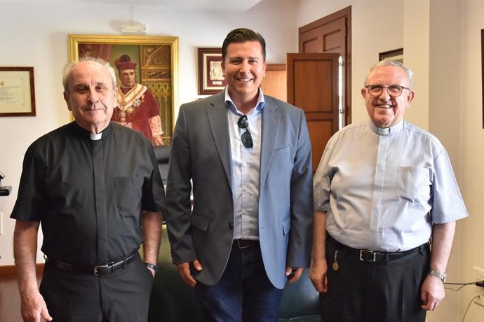 El presidente del Instituto Nauta de España, Francisco Guitard (centro), que ha presentado el proyecto en San Agustín de la Florida, entre el deán presidente del Cabildo Catedral de Córdoba, Manuel Pérez Moya (dcha.), y el canónigo Antonio Llamas.
