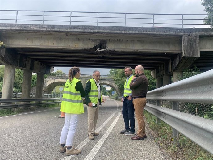 Puente dañado por un camión en la AS-17.