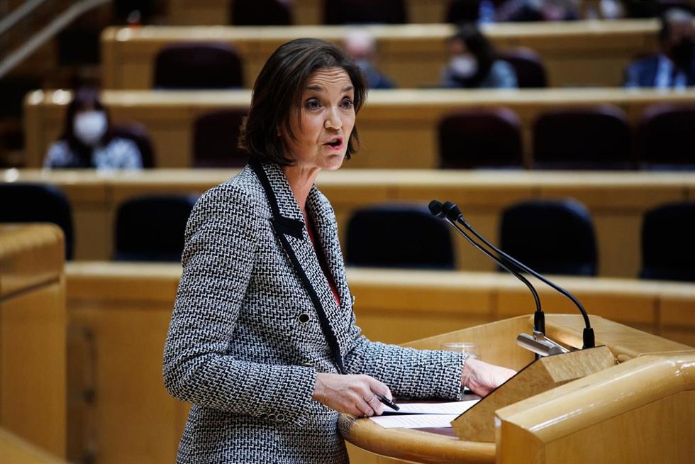 Archivo - La ministra de Industria, Comercio y Turismo, Reyes Maroto, en un pleno en el Senado