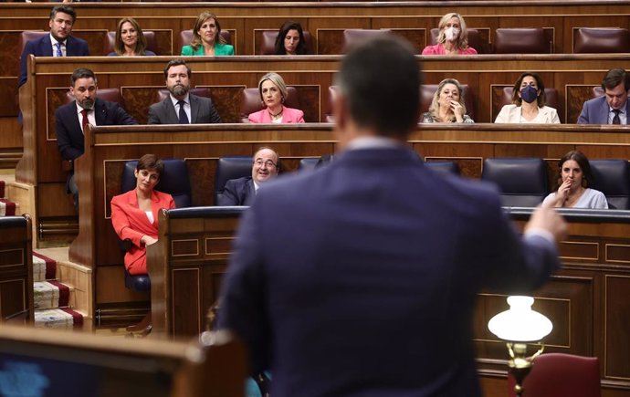 El presidente del Gobierno, Pedro Sánchez, debatiendo con la oposición 