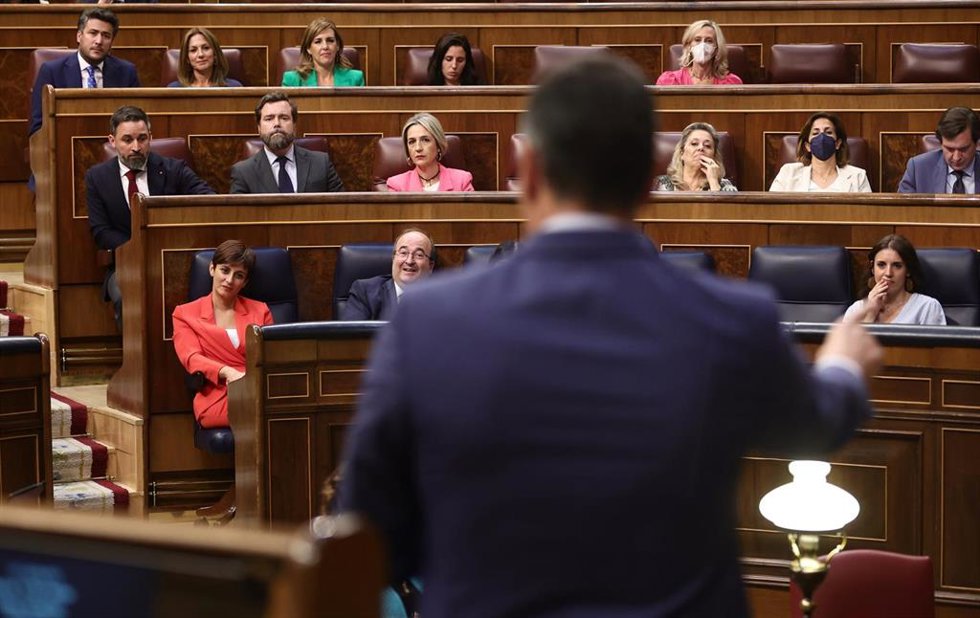El presidente del Gobierno, Pedro Sánchez, debatiendo con la oposición