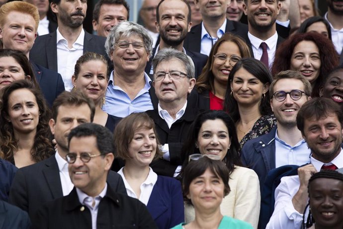 Los diputados de la alianza de Jean-Luc Mélenchon, Nupes, acuden a la Asamblea Nacional francesa