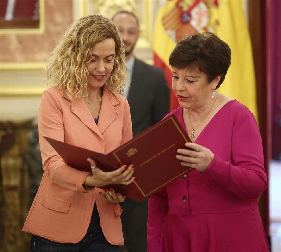 La presidenta del Congreso de los Diputados, Meritxell Batet (i), durante el acto de entrega del Premio Josefina Carabias de periodismo parlamentario a Carmen del Riego (d), en el Salón de Pasos Perdidos del Congreso de los Diputados, a 21 de junio de 2