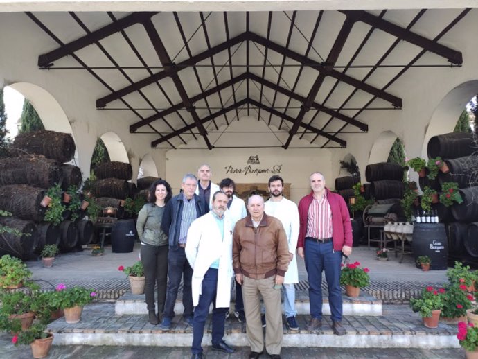 Representantes del grupo Vitenol y de la bodega Pérez Barquero.