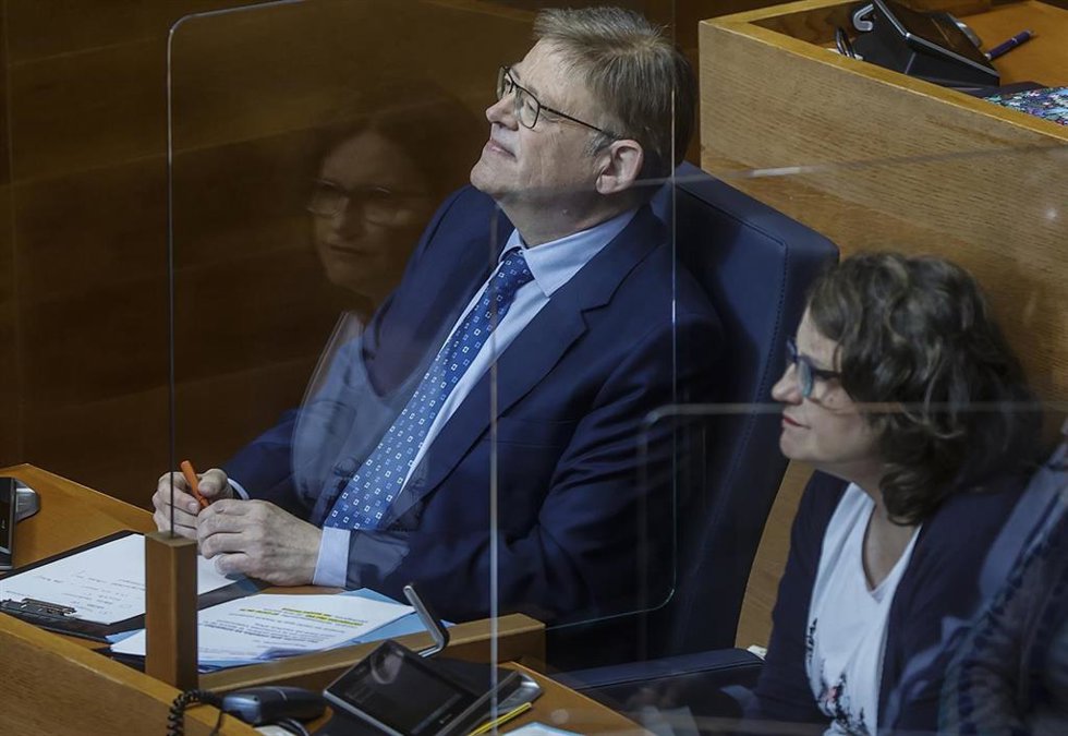 El presidente de la Generalitat valenciana, Ximo Puig, junto a la ya exvicepresidenta y consellera de Políticas Inclusivas de la Generalitat, Mónica Oltra