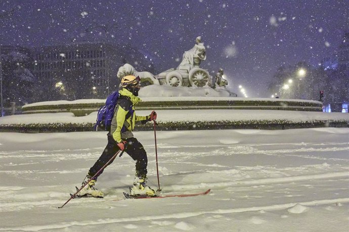 Archivo - Una persona avanza con esquíes junto a la fuente de Cibeles, cubierta de nieve por la borrasca Filomena, en Madrid (España) a 9 de enero de 2021.