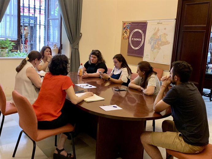 Serrano reunida con representantes de las plantillas