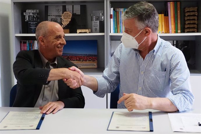 El Ayuntamiento de Palos de la Frontera (Huelva) ha firmado un convenio de colaboración con la Asociación de Esclerosis Múltiple Onubense (Ademo).