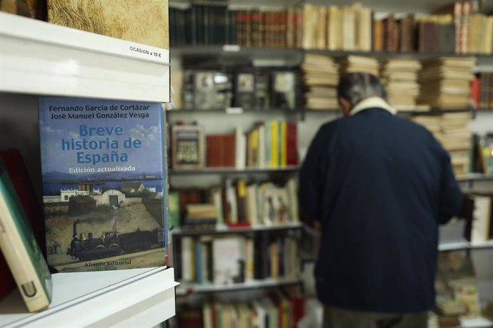 Archivo - Un libro sobre la historia de España en una de las casetas de la 44 edición de la Feria del Libro Antiguo