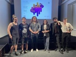 La concejala de Educación y Cultura del Ayuntamiento de Vitoria-Gasteiz, Estíbaliz Canto, y representantes de las bandas Memphis y Entropía