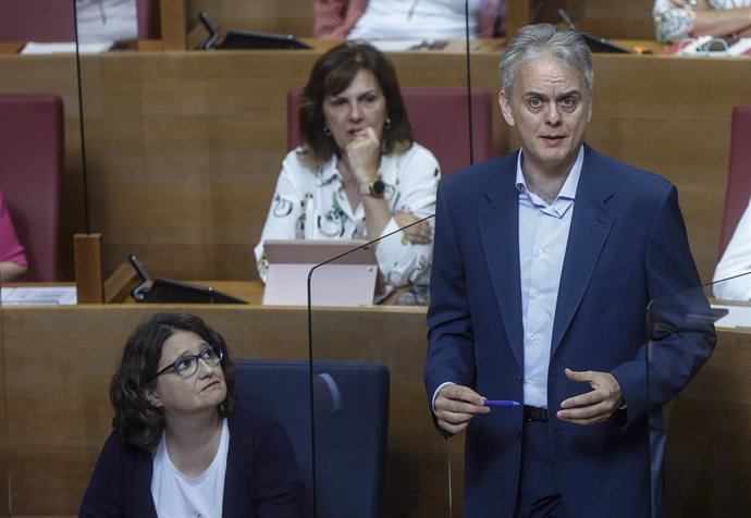 El vicepresidente segundo y conseller de Vivienda y Arquitectura Bioclimática, Héctor Illueca, junto a Oltra en imagen de archivo