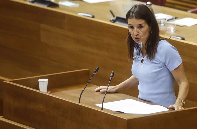 La diputada de Cs, Ruth Merino, interviene durante un debate sobre el modelo de financiación autonómica, en Les Corts