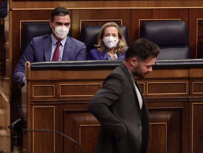 Archivo - El portavoz de ERC en el Congreso, Gabriel Rufián, pasa por delante del presidente del Gobierno, Pedro Sánchez, y la vicepresidenta primera del Gobierno y ministra de Asuntos Económicos y Transformación Digital, Nadia Calviño.