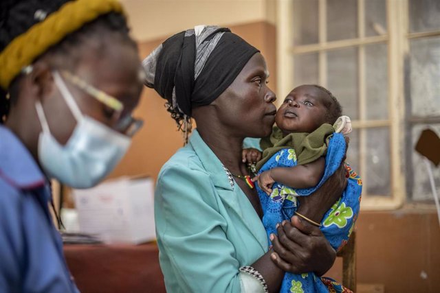 Una madre con su hijo en el Moroto Regional Referral Hospital, en Uganda.