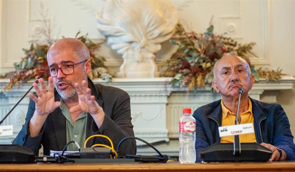 Unai Sordo, Secretario general de CC OO Y Pepe Álvarez, Secretario general de UGT, durante su intervención en el Curso de Economía organizado por la APIE en la Universidad Internacional Menéndez Pelayo de Santander.