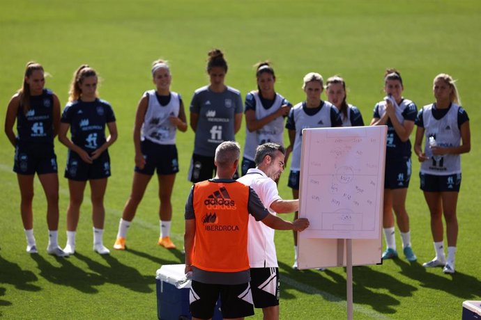Las jugadoras de la selección española escuchan a Jorge Vilda durante un entrenamiento en la Ciudad del Fútbol de Las Rozas