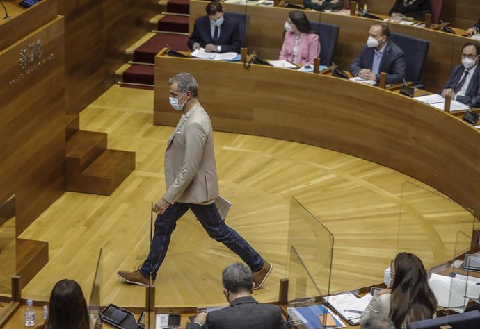 Archivo - Toni Cantó, durante una sesión plenaria en Les Corts