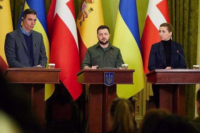 Archivo - HANDOUT - 21 April 2022, Ukraine, Kiev: (L-R) Spanish Prime Minister Pedro Sanchez, Ukrainian President Volodymyr Zelensky and Danish Prime Minister Mette Frederiksen hold a joint press conference after their meeting. 